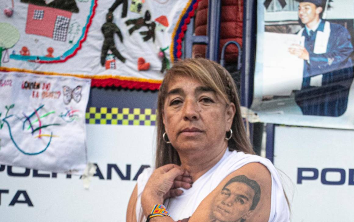 Beatriz Méndez, con los zapatos de su hijo y un tatuaje de su rostro, en la plaza de Bolívar durante el acto de excusas públicas el pasado 3 de octubre. Foto: Cortesía Paula Dpablos.