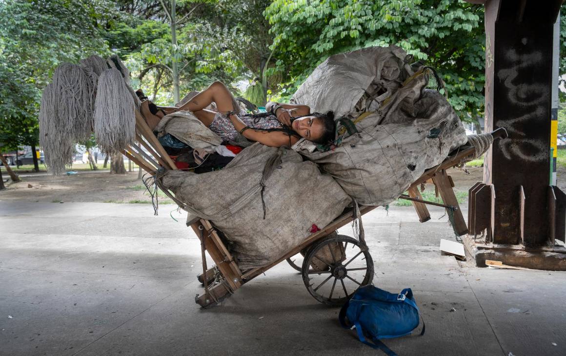 La Cenicienta. En lugar de una carroza como en el cuento original, Cenicienta se acuesta sobre una carretilla cargada de reciclaje. Su realidad refleja los desafíos urbanos en una ciudad donde los sueños a menudo se mezclan con la lucha diaria por sobrevivir.