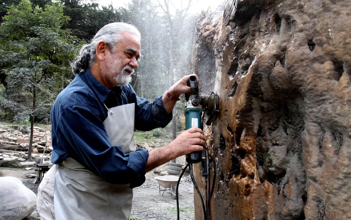 Descripción: El escultor Hugo Zapata nació en La Tebaida, Quindío. Aquí, en su casa-estudio en El Retiro, Antioquia. Miles de rocas hay allí. El momento de leerlas llegará, no hay que forzar nada, dice el artista. Personajes: Hugo Zapata. Fecha de evento: 04/12/2009. Foto: Donaldo Zuluaga.