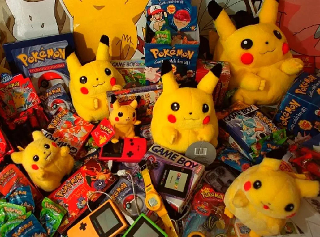 Aunque Pokemon se popularizó en el formato de serie de televisión, se trata en realidad de un universo multimedia que incluye videojuegos, juguetes y demás. Foto: Getty. 