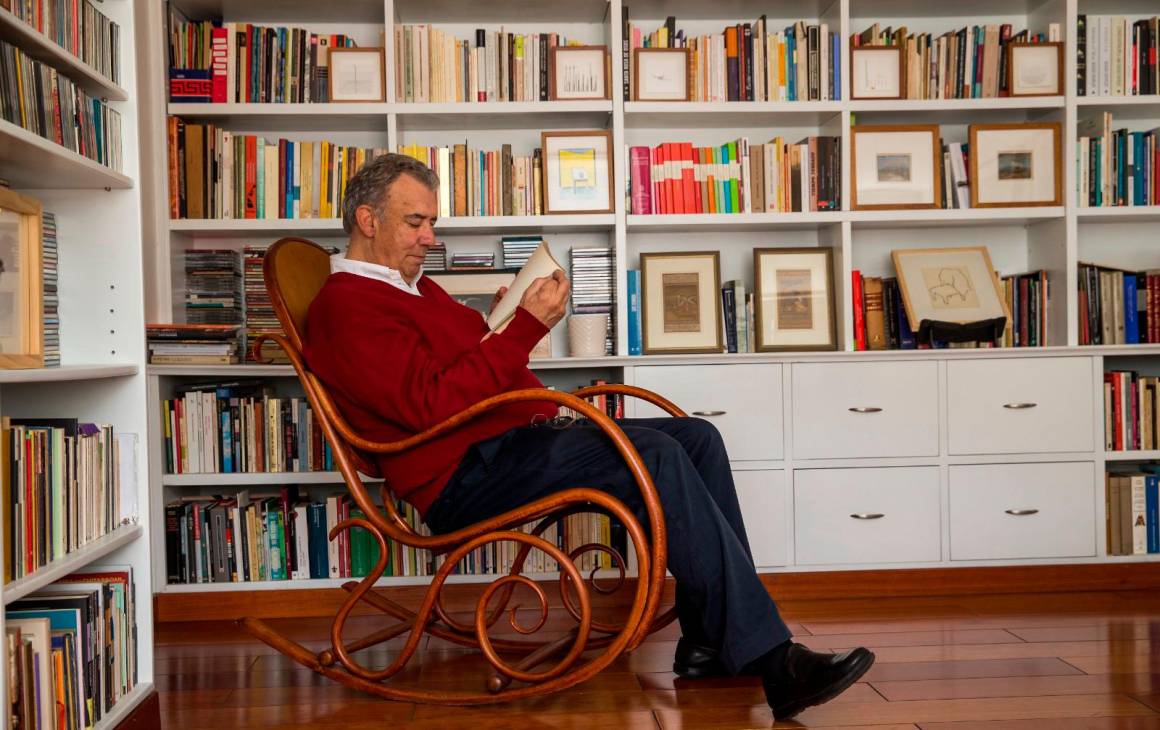 Darío Jaramillo Agudelo en la biblioteca de su casa en Bogotá. FOTO El Colombiano