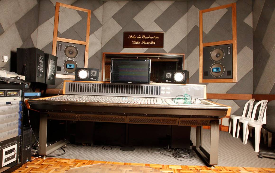 Antiguo estudio principal de Discos Fuentes, con consolas análogas, grabadora y monitores. Foto: Archivo Discos Fuentes