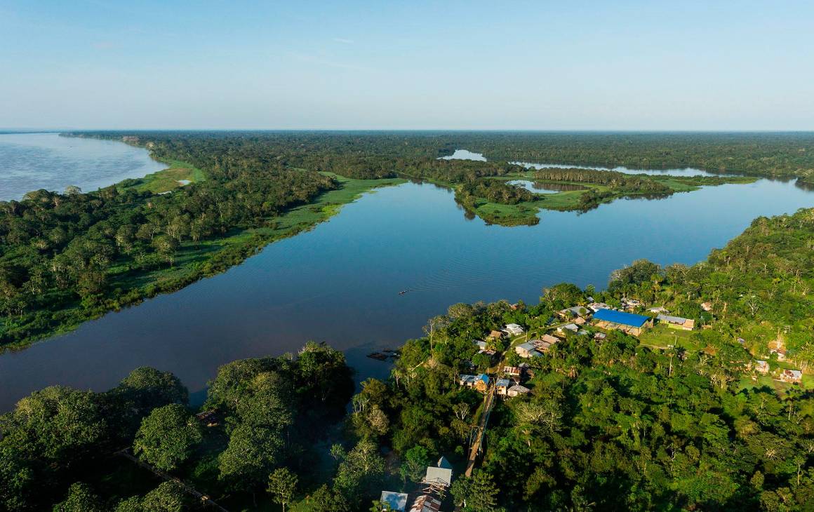 Fotografía aérea de río y selva del Amazonas en la zona de Puerto Nariño, Colombia, desembocadura del río Loretoyacú al río Amazonas. Foto: El Colombiano.