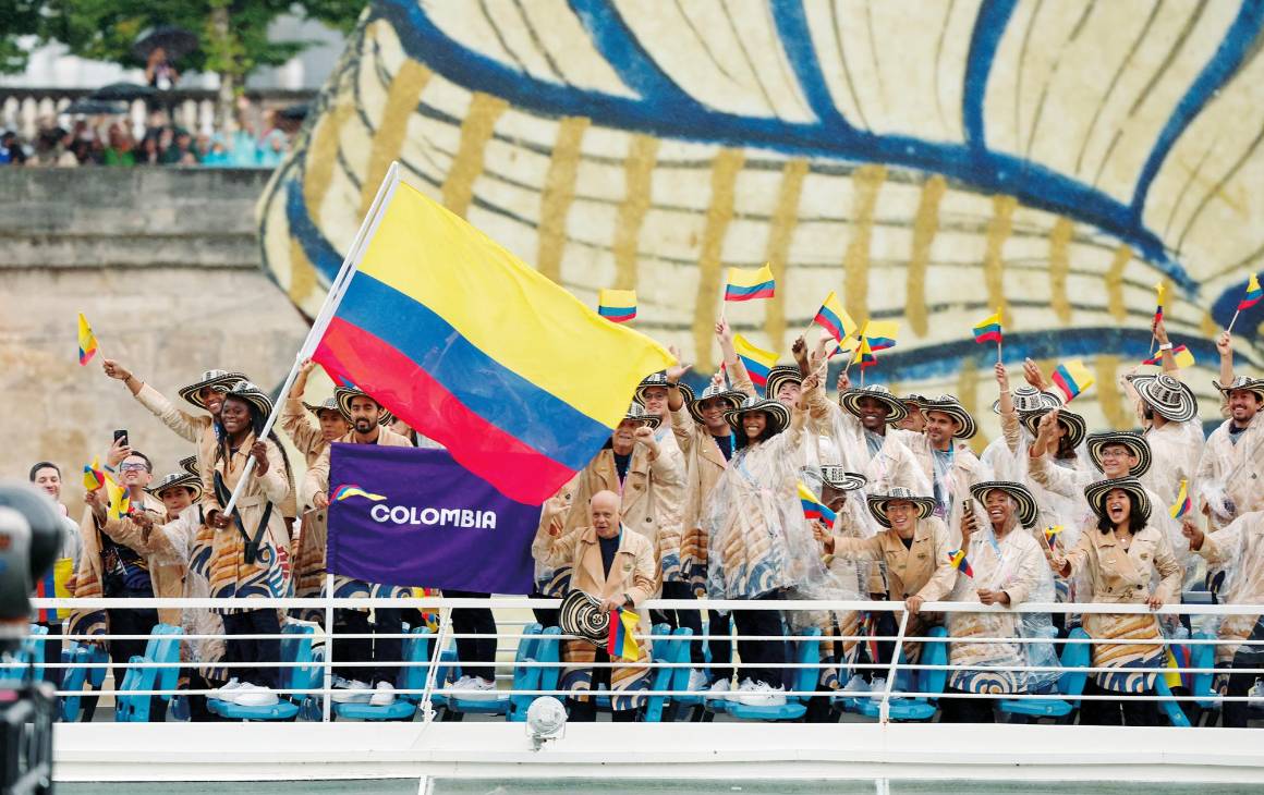 Atletas de la delegación de Colombia navegan en un barco por el río Sena durante la ceremonia inaugural de los Juegos Olímpicos París 2024 en París el 26 de julio de 2024. (Foto de Luis TATO / AFP)