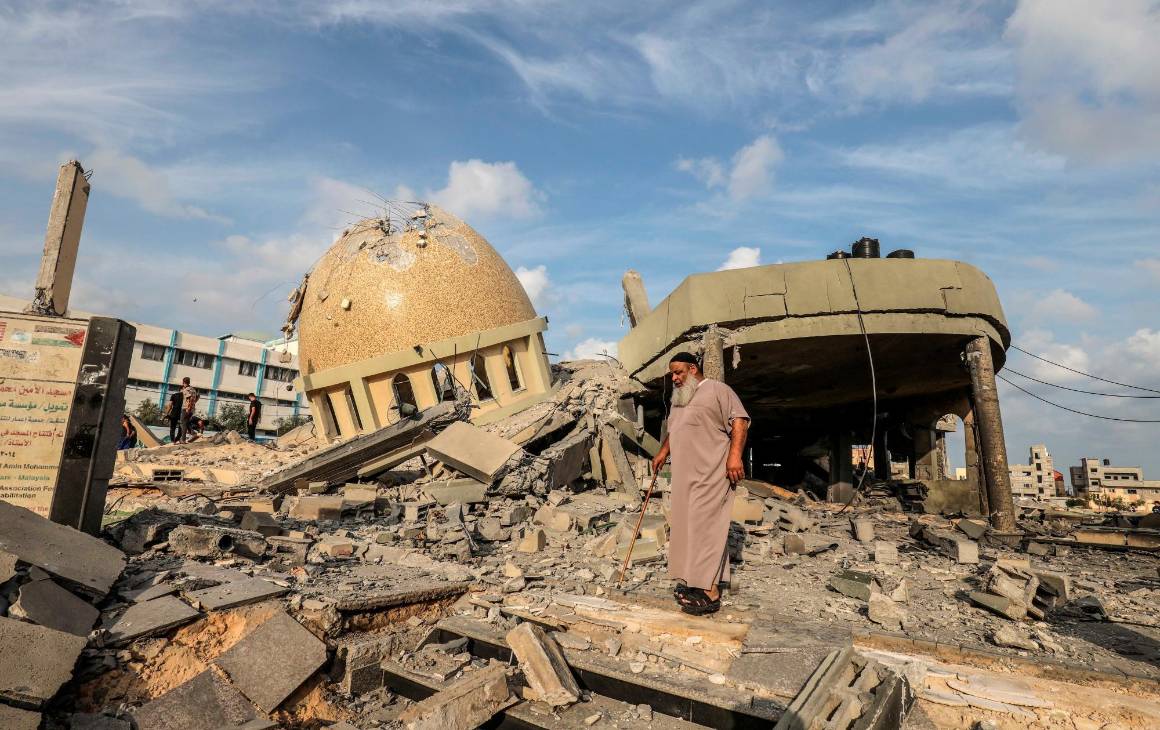 Mezquita Omari de la ciudad de Gaza, dañada por los bombardeos israelíes durante las batallas en curso entre Israel y Hamas. Foto GETTY