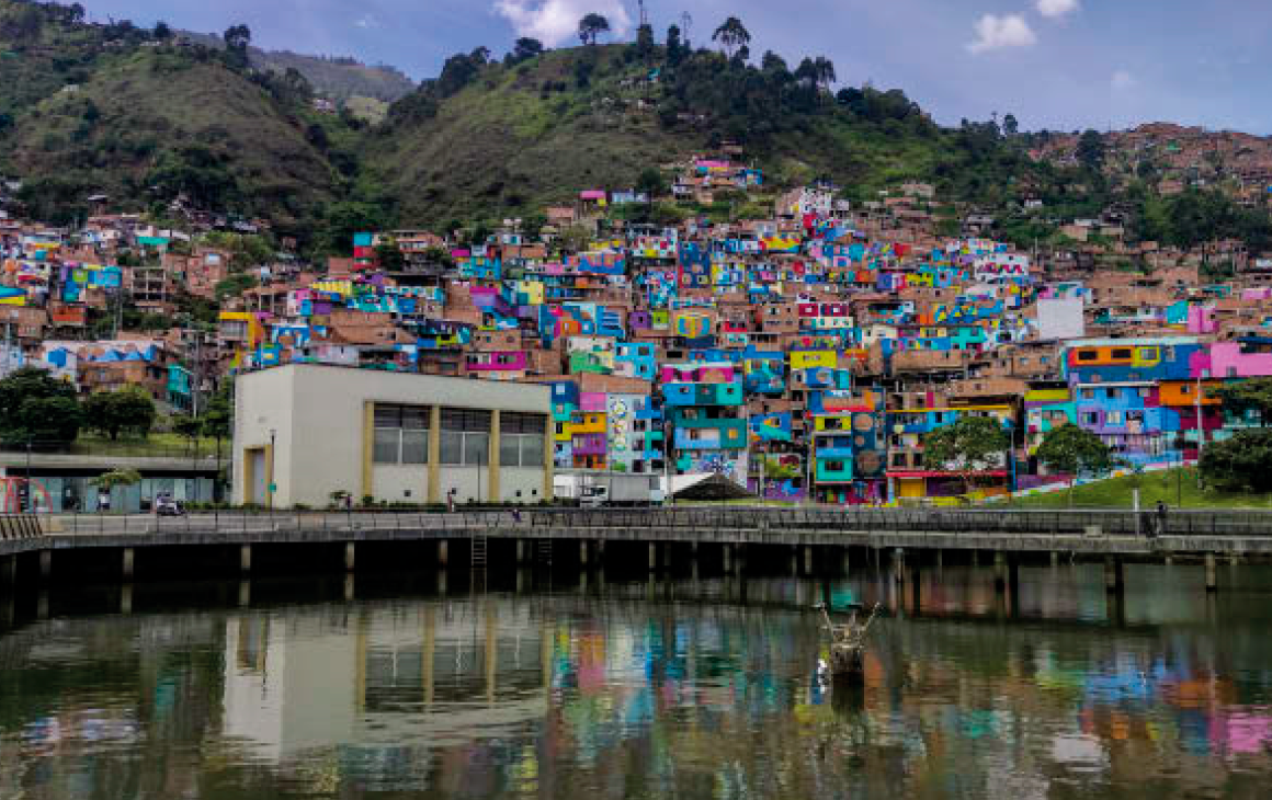 Se conoce como Constelaciones, la obra de arte más grande de Medellín. 29 pintores colorearon más de 500 fachadas, en un área de 14.819 metros cuadrados en el barrio Manrique. Foto: Julio César Herrera.