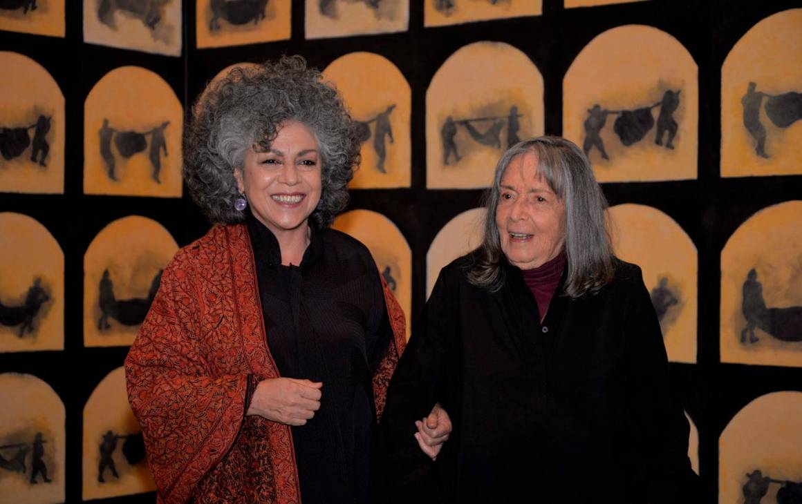 Las artistas Doris Salcedo y Beatriz González durante la inauguración de Bruma, en Fragmentos, el espacio donde sus obras conversan. Doris fue alumna de Beatriz. Foto: cortesía Johnson Montoya, para la Dirección de Patrimonio Cultural UNAL