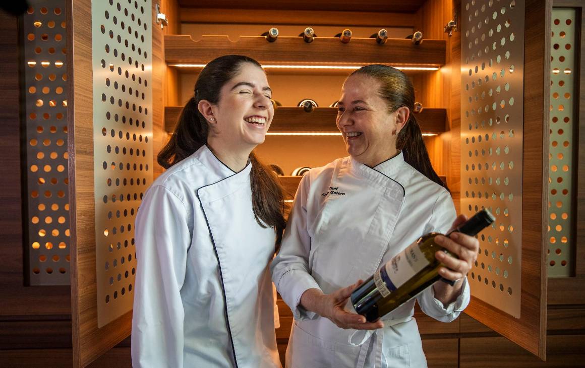 María Camila y Anita revisan la cava de vinos. FOTO Carlos Velásquez