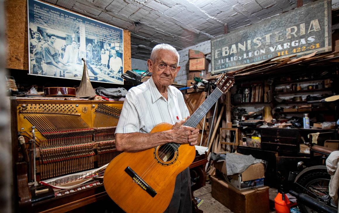 El estudio de León Vargas, el luthier de Aranjuez