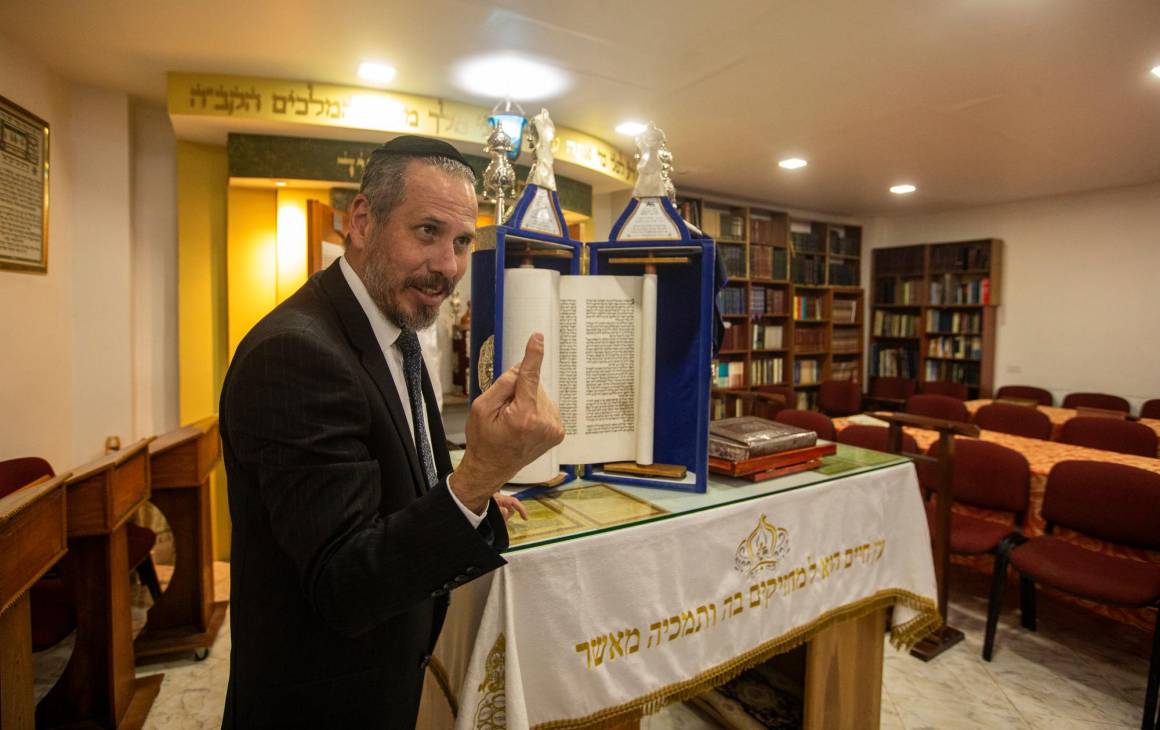 El rabino Elad Villegas es el líder espiritual de una comunidad de judíos conversos, ubicada en el norte del Valle de Aburrá. Foto: Carlos Velasquez. 