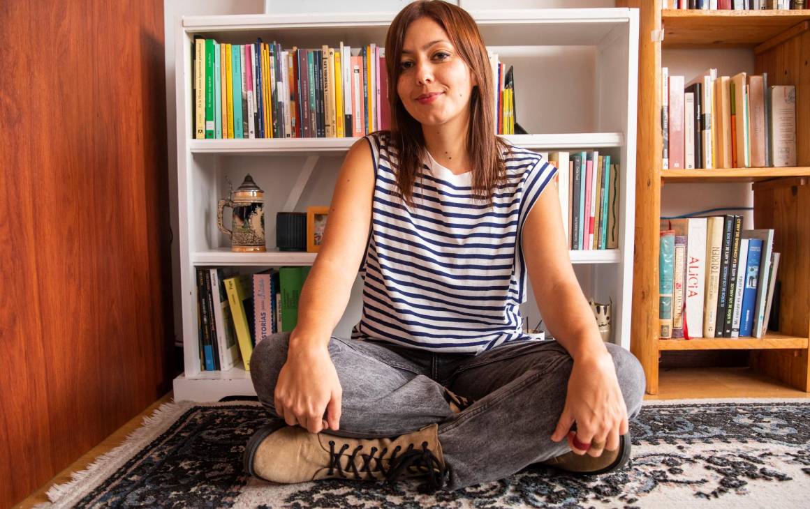 Manuela raya los libros con un portaminas especial y convenciones sutiles para recordar pasajes. FOTO CARLOS VELÁSQUEZ