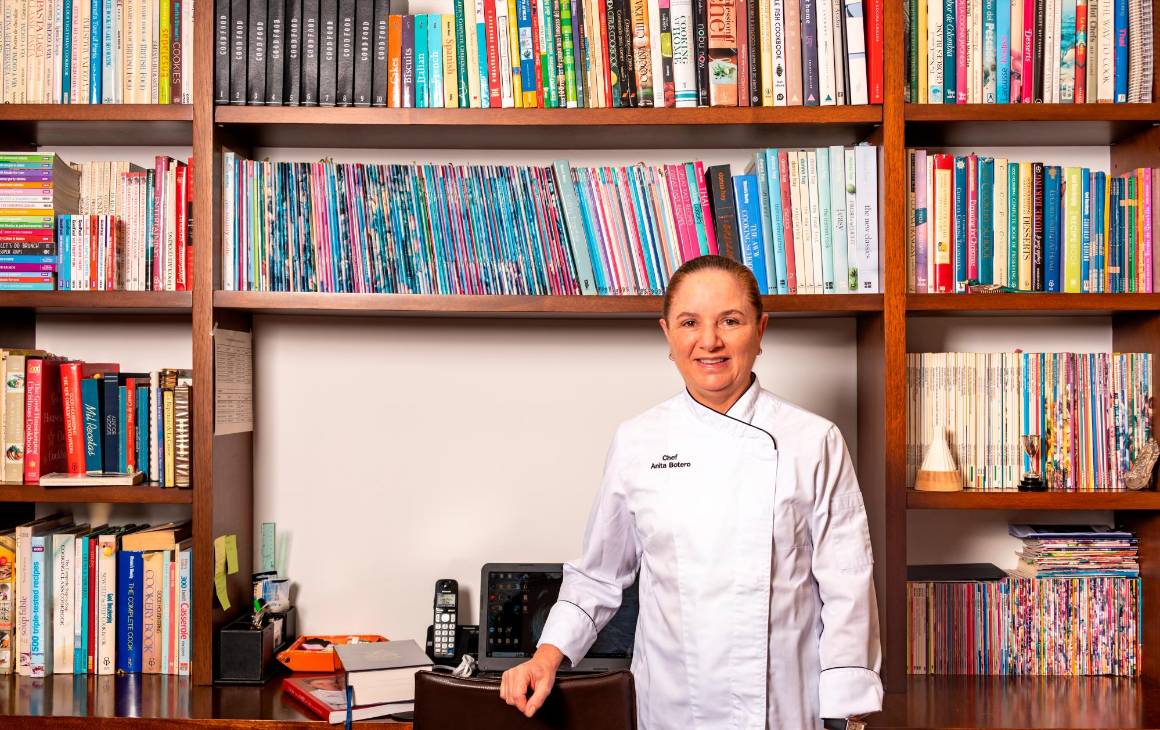 Su biblioteca llena de libros sobre gastronomía es también el espacio ideal de Anita Botero para crear. FOTO Cortesía María Camila Calle Botero