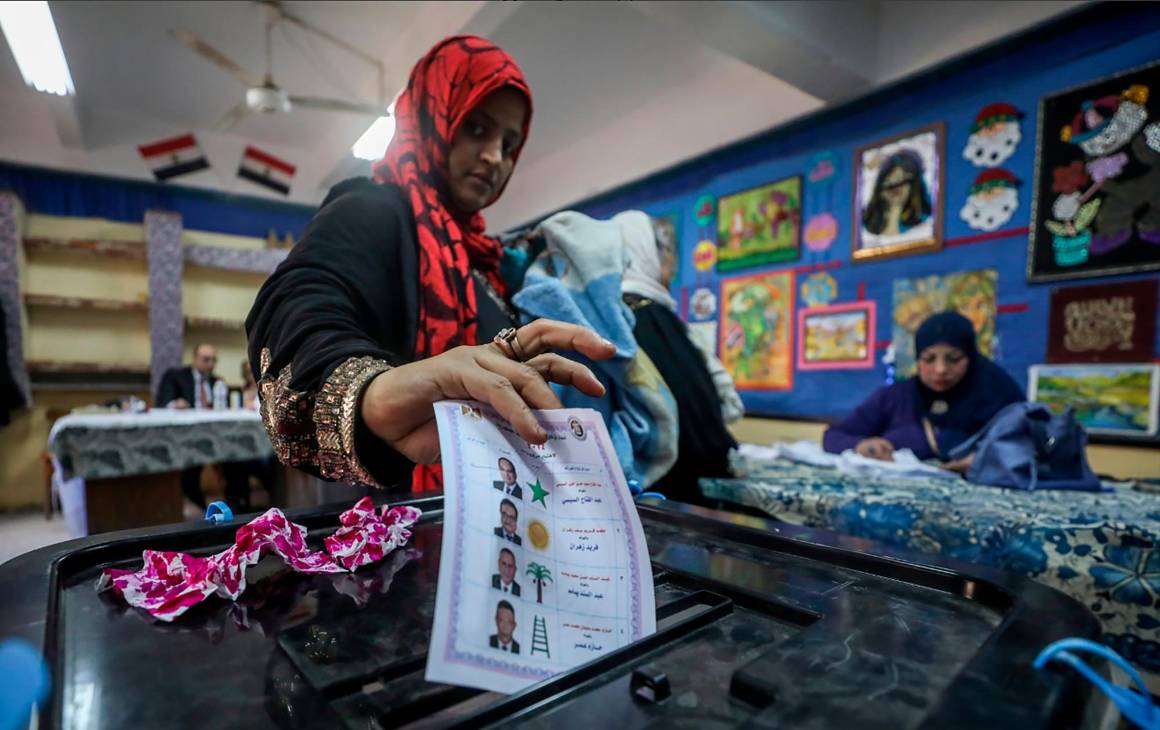 Una mujer vota para las elecciones presidenciales en la Escuela Mártir Mohamed Savwaf en la ciudad de Shibin El Qanater, El Cairo, Egipto, el 12 de diciembre de 2023. Foto GETTY.