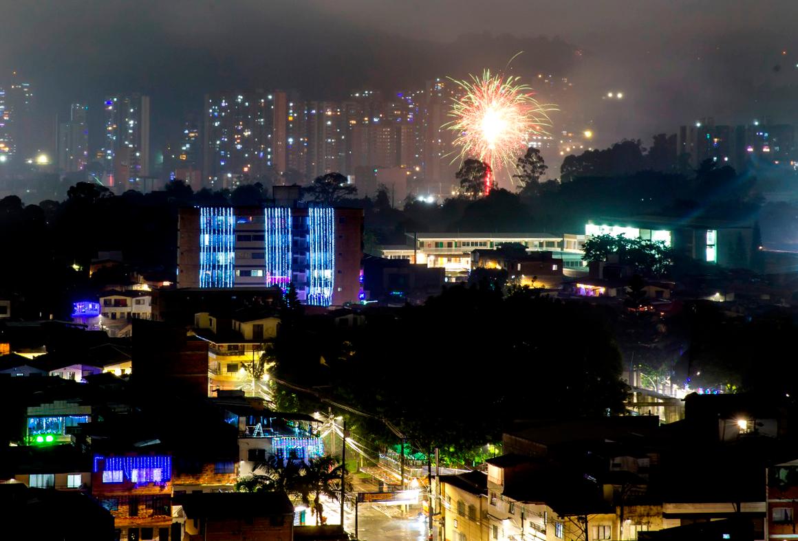 La alborada del 1 de diciembre cobró el primer quemado en Medellín, un joven de 18 años. FOTO JUAN ANTONIO SÁNCHEZ
