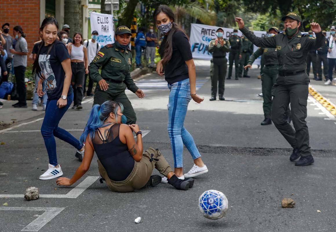 El subteniente Sebastián Romero de la Policía Nacional dijo con estos actos se logró demostrar el respeto y la empatía con la comunidad estudiantil. Foto: Manuel Saldarriaga Quintero.