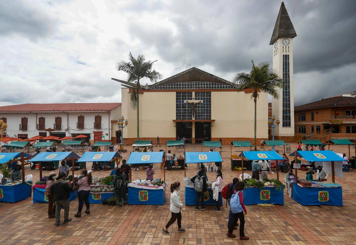 Los campesinos se instalan en el parque principal del Carmen de Viboral en 20 toldos que dispone la administración municipal. Foto Manuel Saldariaga Quintero