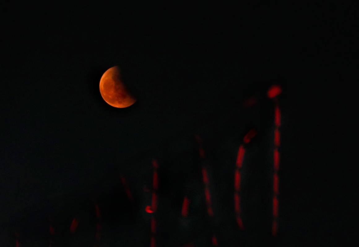 Según explica la Nasa, lo que ocurre es que la luz del Sol choca con los gases de la atmósfera terrestre y, debido a su longitud de onda más larga la luz roja no se dispersa fácilmente. Parte de esa luz roja se refracta, o se desvía, a medida que atraviesa la atmósfera de la Tierra y termina brillando en la Luna con una luz roja fantasmal. Imagen tomada en la India. FOTO EFE. 