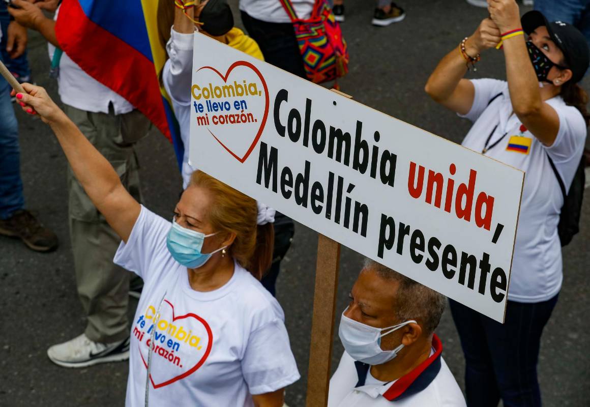 Durante el recorrido, los asistentes entonaron el himno nacional, izaron banderas del país. Foto: Manuel Saldarriaga Quintero.