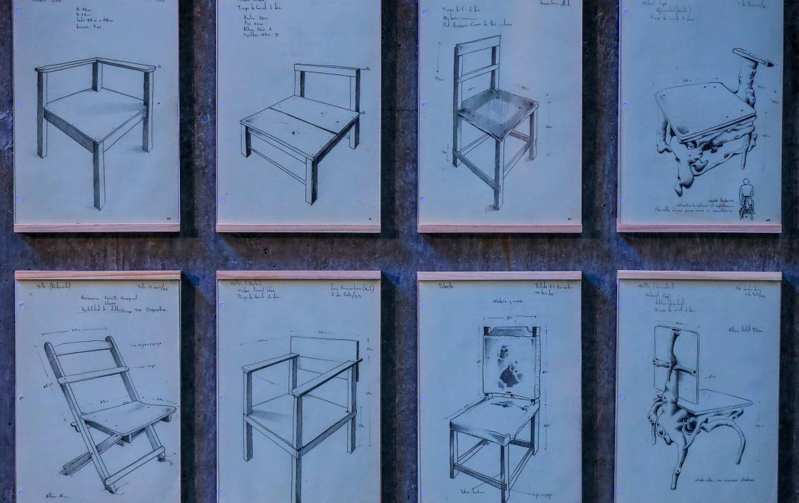 Algunas de las sillas que dibujó Jose Ignacio. Foto Jaime Pérez.