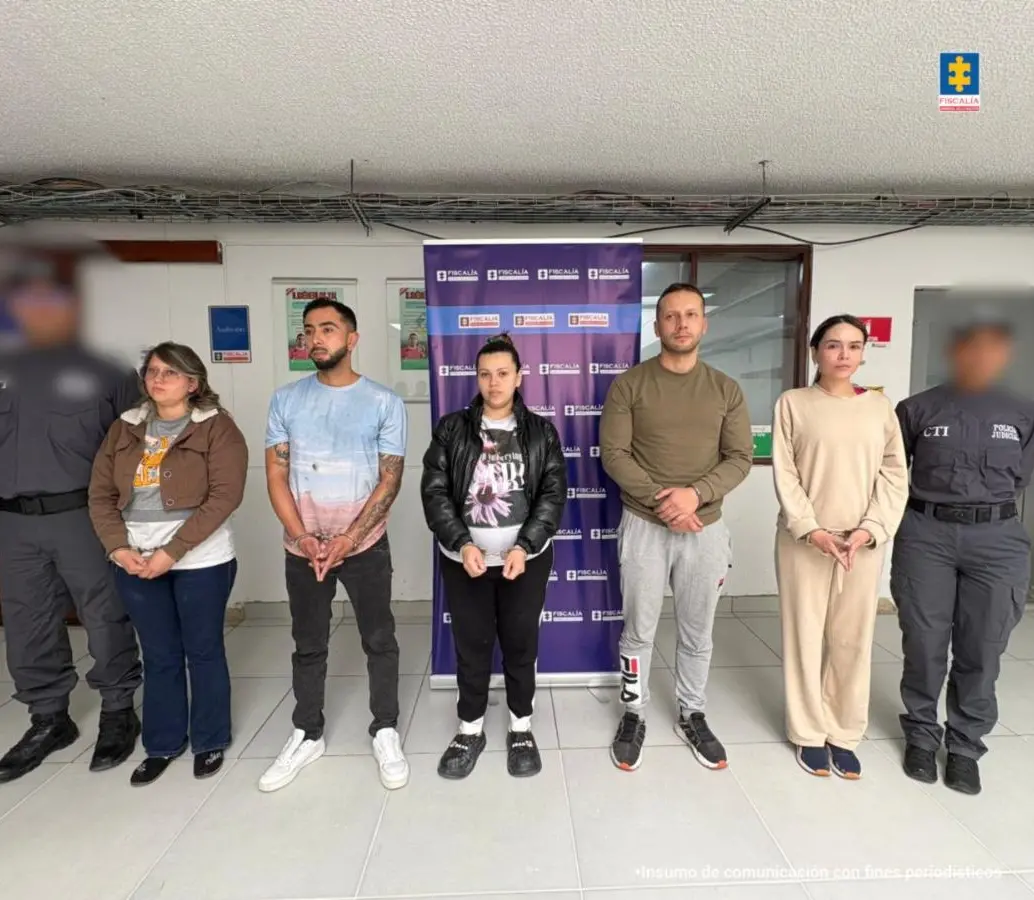 Cinco de los siete detenidos por la Fiscalía por presuntas estafas en un concesionario den Bogotá. FOTO: CORTESÍA FISCALÍA