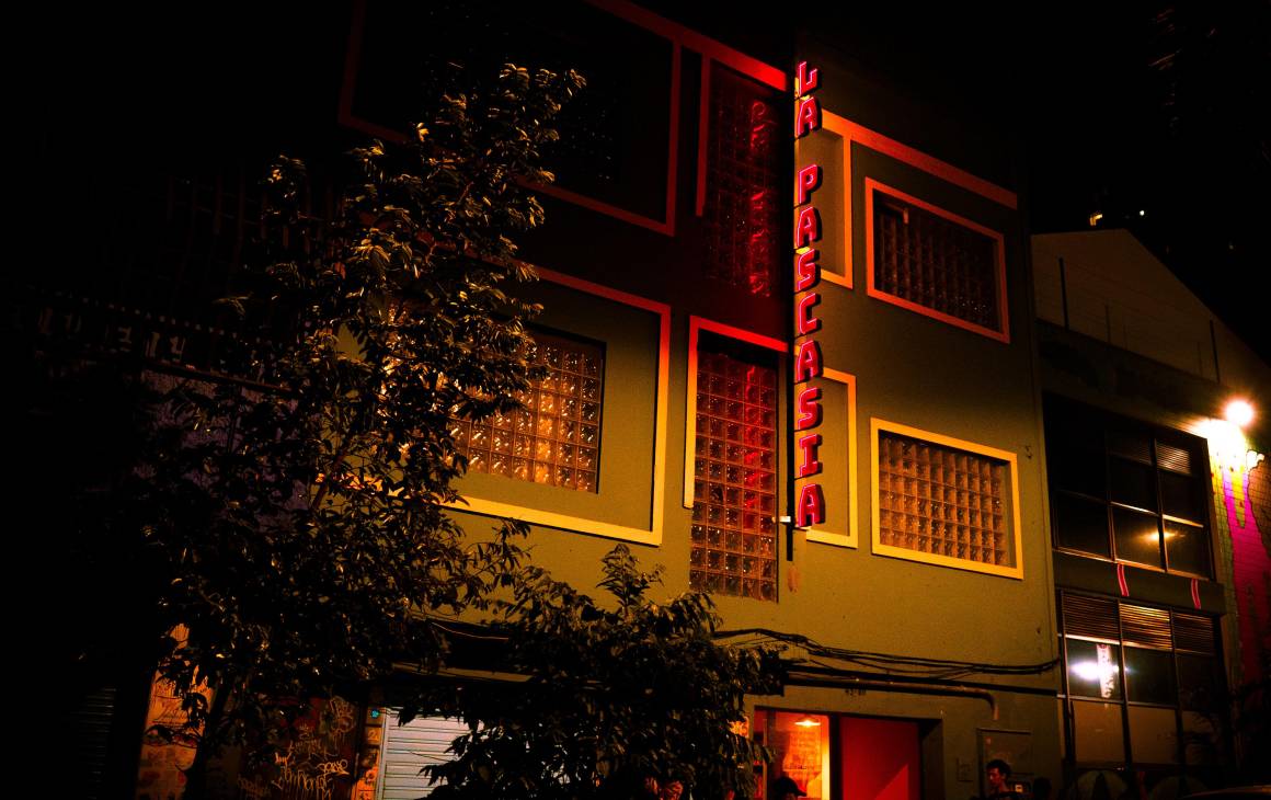 La Pascasia, en el centro de Medellín, se ha convertido en un refugio de artistas. En el viejo edificio sobre la calle Bomboná hay una librería, una tienda de discos, una tienda de diseño, restaurante y un gran salón para bailar como manda la tradición. 