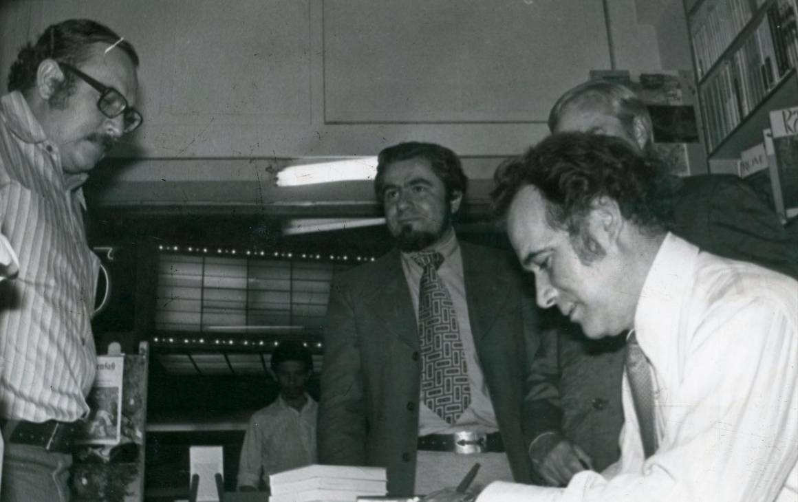 Manuel Mejía Vallejo firmando su libro Aire de Tango en la Librería Aguirre. Al frente Elkin Restrepo. Foto Archivo.