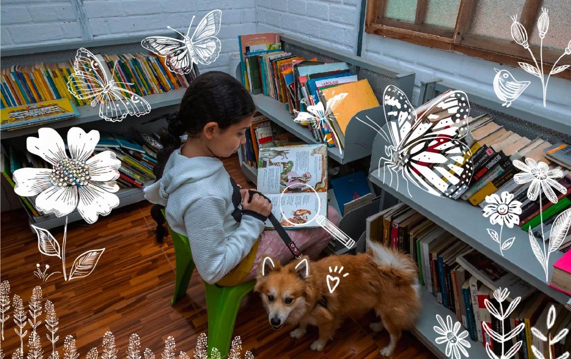 Janna, 11 años, y su amigo Simba en la Biblioteca Comunitaria Sueños de Papel, en Manrique, La Cruz. Foto: Esneyder Gutiérrez.