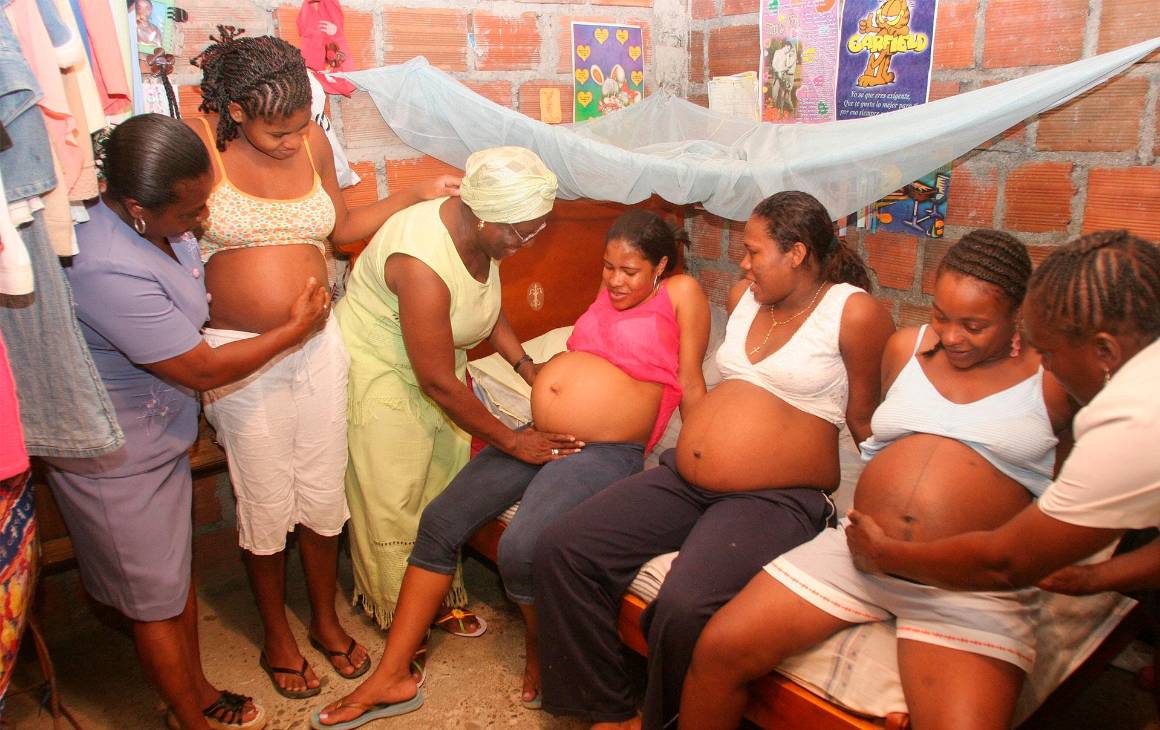 Un grupo de parteras de Buenaventura examinan mujeres embarazadas para predecir el sexo de la criatura y calcular el momento del parto. Foto: Manuel Saldarriaga.