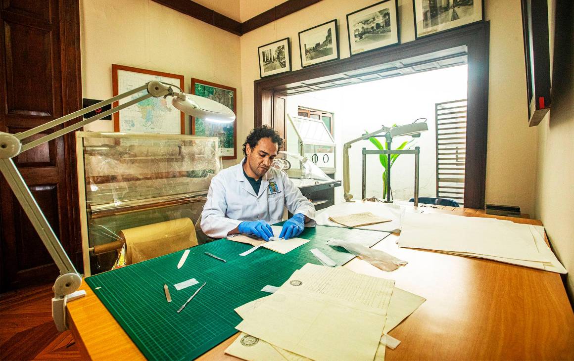 El estudio de Felipe Vargas, restaurador de archivos