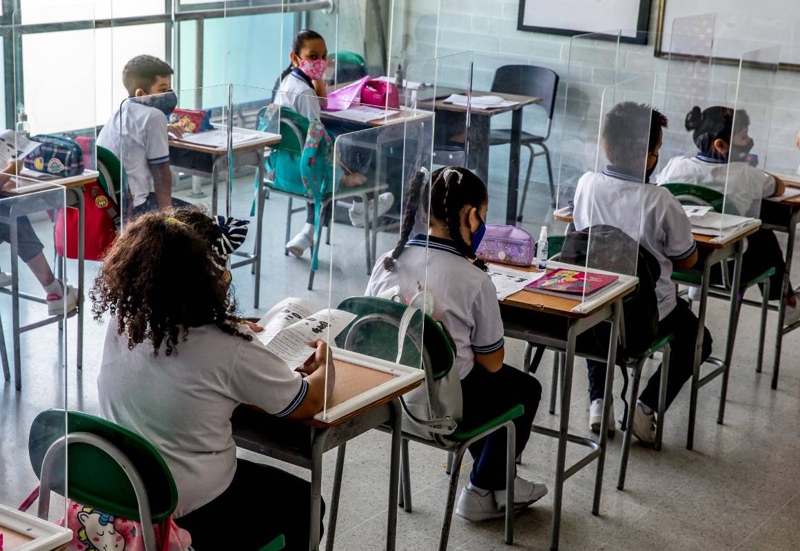 El regreso al colegio es motivo de alegría para los estudiante de la institución educativa pública Antonio José de Sucre de Itagüí. Foto Juan Antonio Sánchez Ocampo