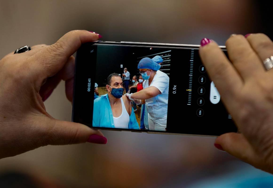 No solo basta para muchos usuarios que le apliquen la vacuna, también la foto o el vídeo es la prueba reina. Foto: Manuel Saldarriaga Quintero.