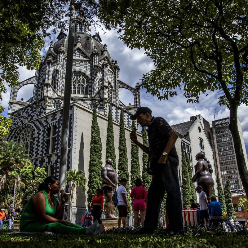 El cambio en la Plaza de Botero y sus edificios aledaños es evidente. Foto: Julio César Herrera Echeverri