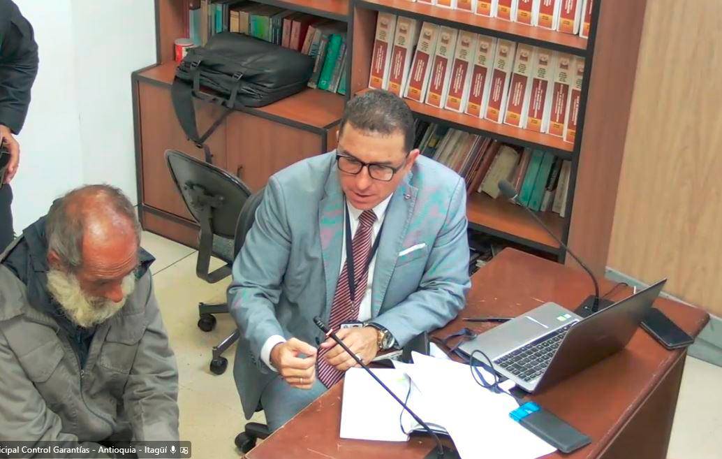 William de Jesús Cadavid, de 67 años, es procesado por el homicidio de Esteban Yepes Palacios, de 19 años, en hechos ocurridos el pasado lunes en Itagüí. FOTO: Captura de video