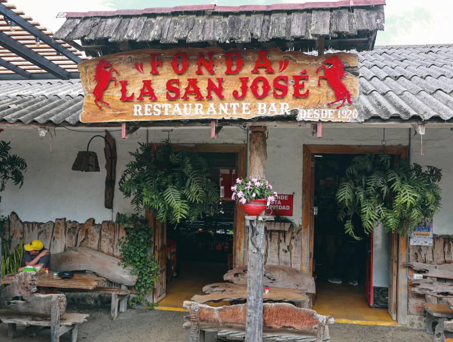La fonda vende comidas preparadas y licor, convirtiéndose en sitio preferido para turistas; además, funge como minimercado para los habitantes del sector. FOTO: MANUEL SALDARRIAGA
