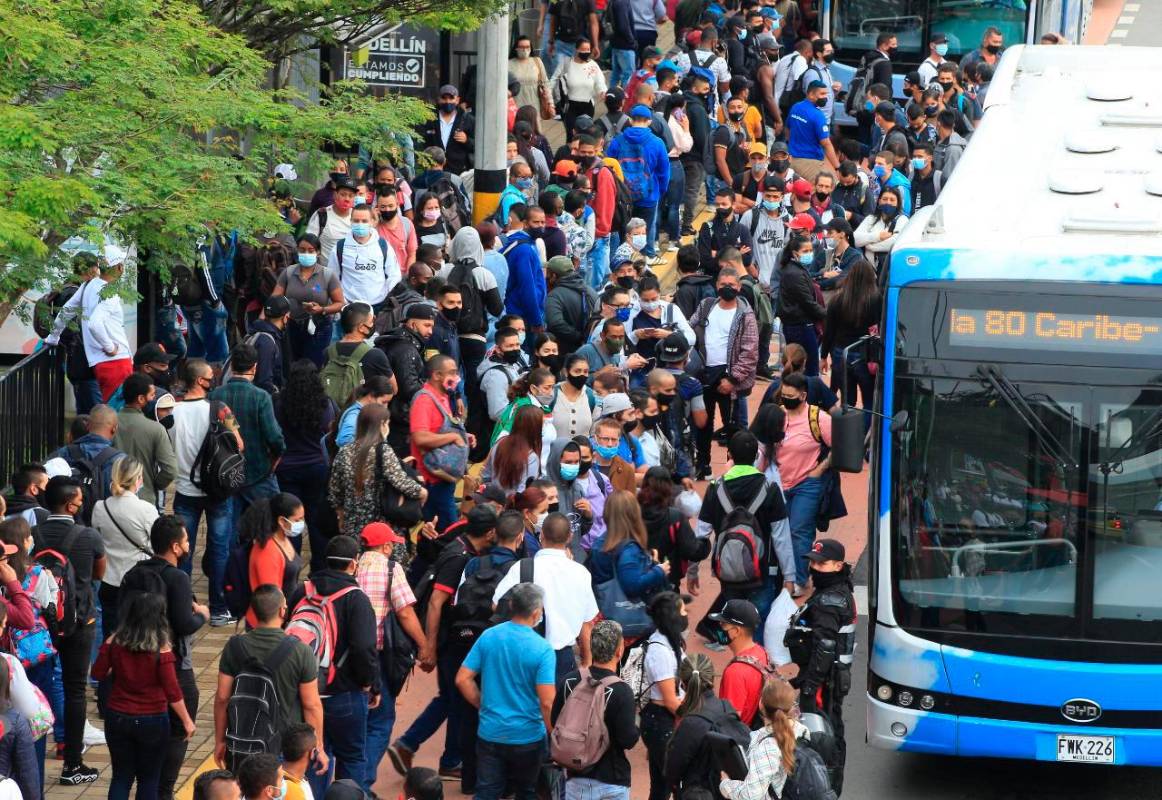 Con buses se logró movilizar a un gran numero de pasajeros que no tenían acceso en sus estaciones habituales. Foto: Juan Antonio Sánchez