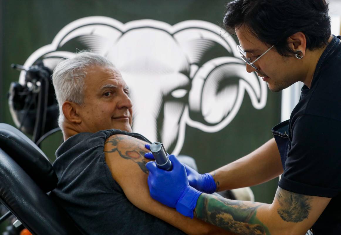 Llegaron personas de todas las edades, algunos para apreciar de cerca a los artistas en su delicada labor y otros con la intención de realizarse un tatuaje. Foto: MANUEL SALDARRIAGA QUINTERO.