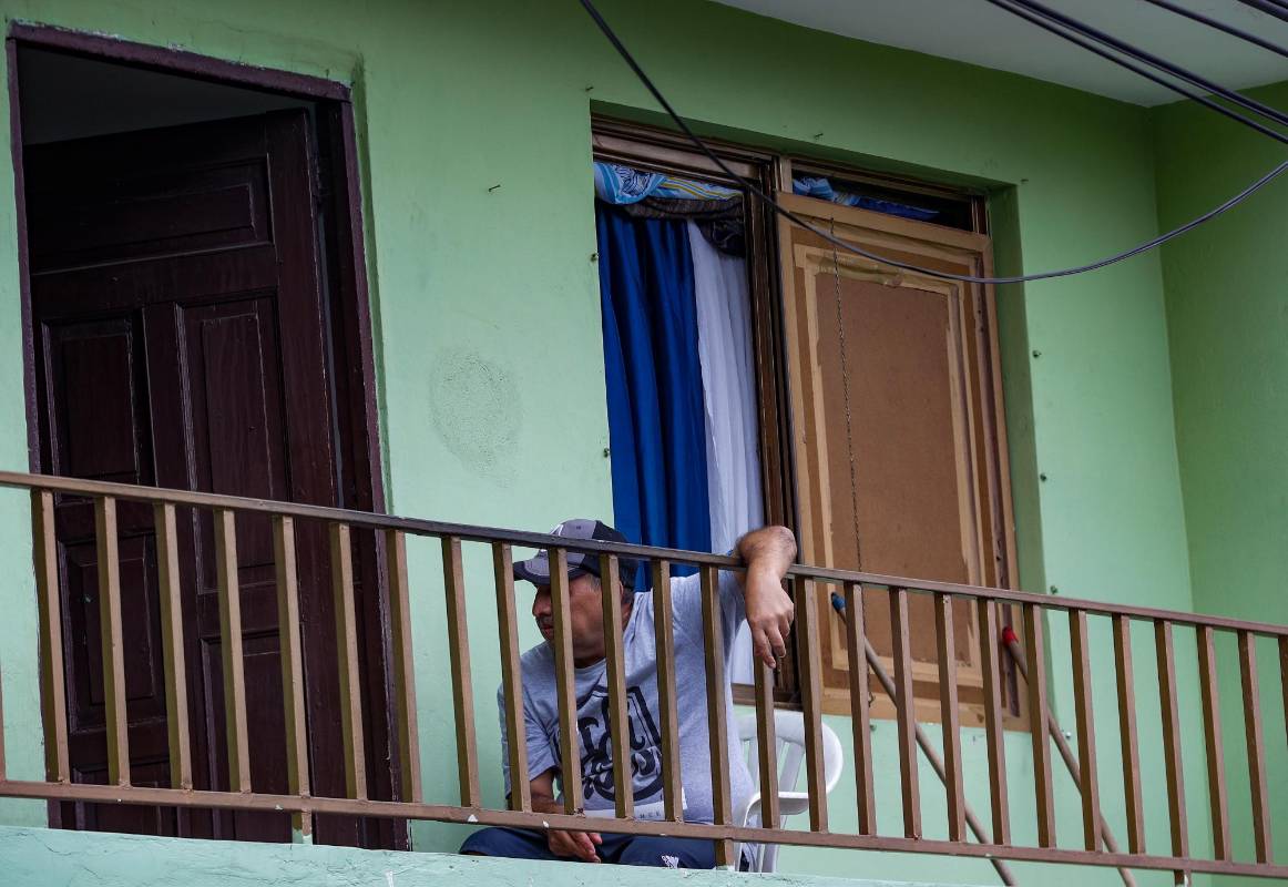 La vivienda de la señora Mariela Muñoz Grajales perdió los vidrios de todas las ventanas y dice carecer de recursos para comprarlos por su cuenta. Foto: Manuel Saldarriaga Quintero.