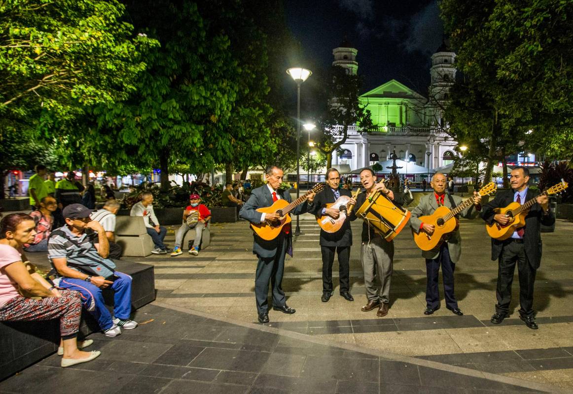 La tradición de los serenateros del parque de Envigado siempre ha sido por las cuerdas. Foto: Julio César Herrera