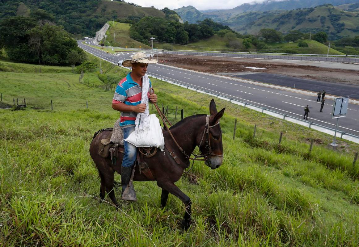 En el sector de la Sinifaná, corregimiento de Bolombolo, Venecia, entro en funcionamiento el primer tramo de la 4G Pacífico 1. Foto Manuel Saldarriaga Quintero.