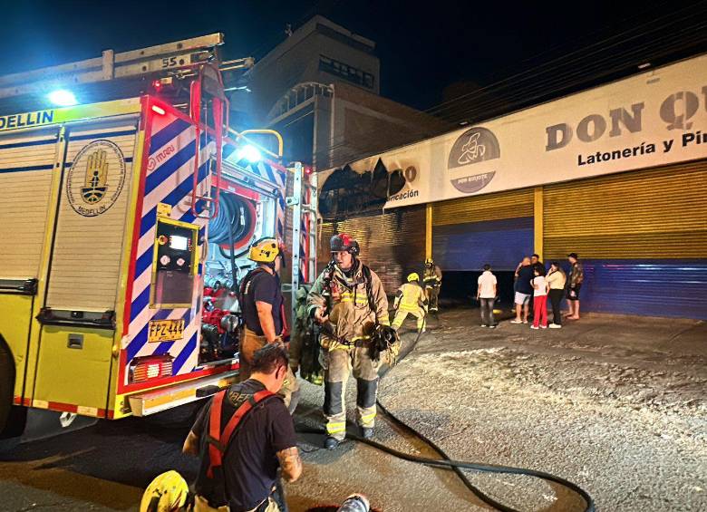 Bomberos de Medellín atendiendo la emergencia en la glorieta de don Quijote. FOTO: Cortesía.