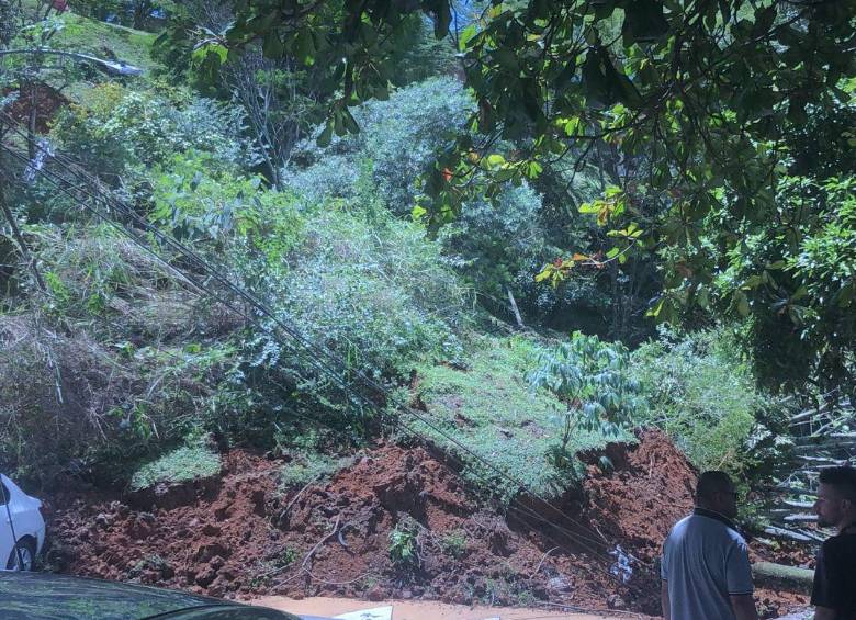 Así quedó la vía que conecta El Picacho con el barrio Paris en Bello. FOTO: Cortesía Denuncias Antioquia