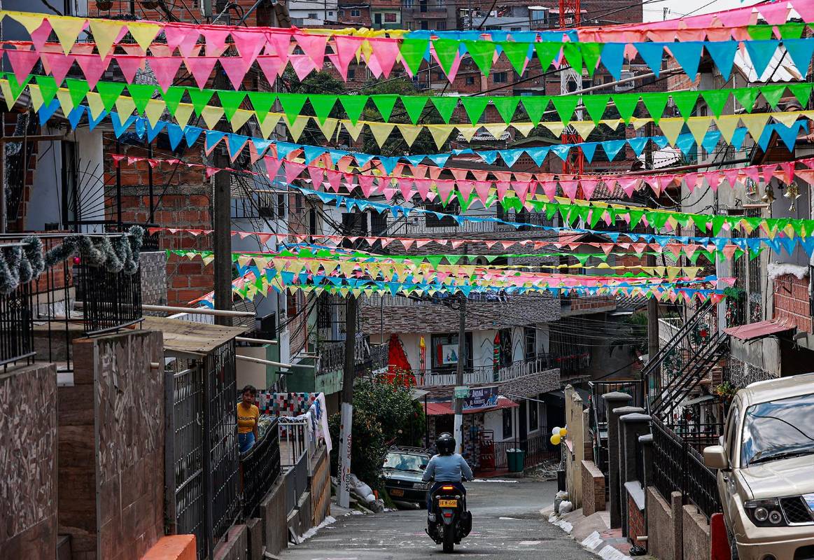 Aún quedan algunos barrios donde la tradición de las cadenetas se mantiene viva. Los vecinos de estos lugares se resisten a perder esta costumbre que los identifica y los une. Foto Manuel Saldarriaga Quintero
