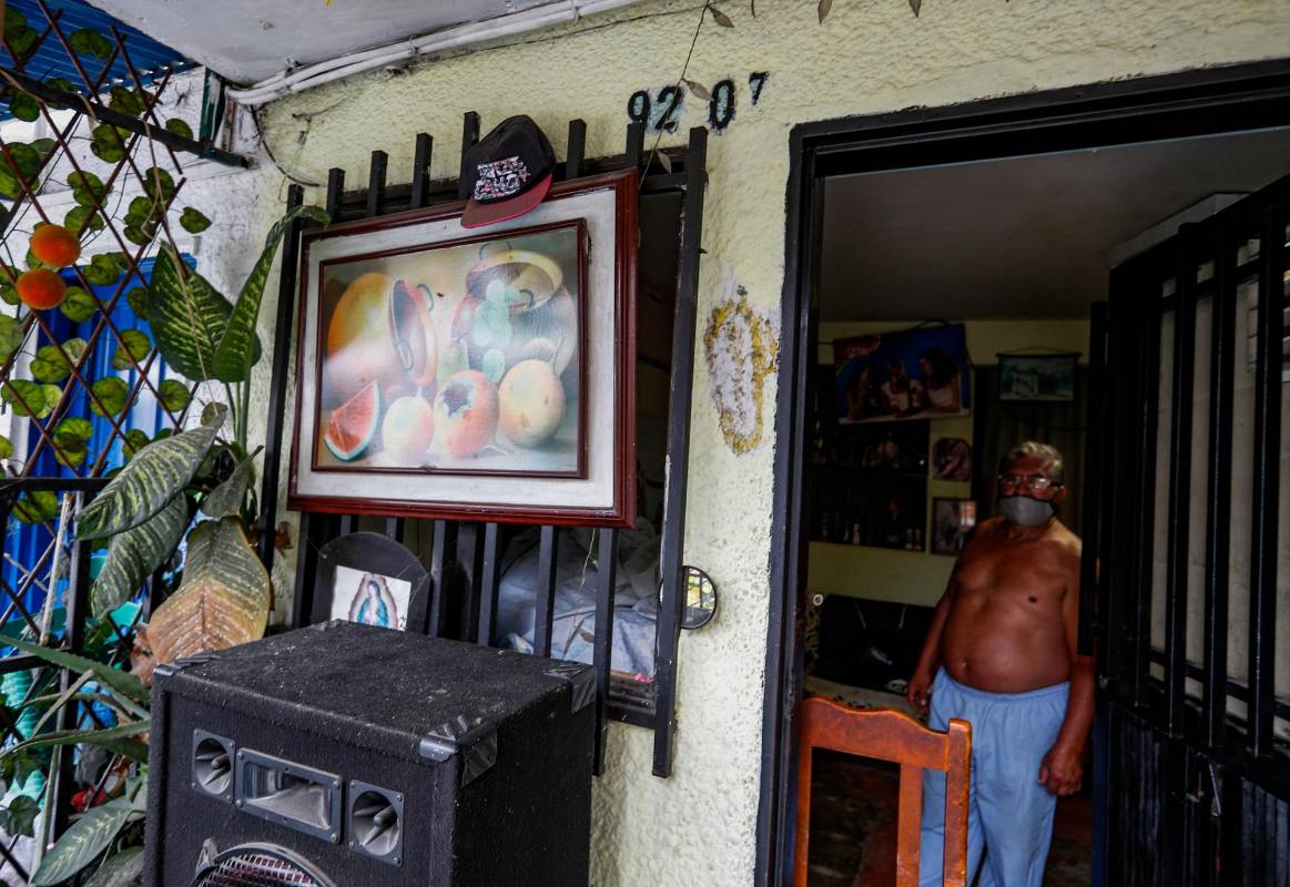 La casa de Jesús Antonio García, ubicada al frente de la vivienda de la tragedia, sufrió los impactos de la explosión. Por unos minutos, él quedó atrapado. Foto: Manuel Saldarriaga Quintero.