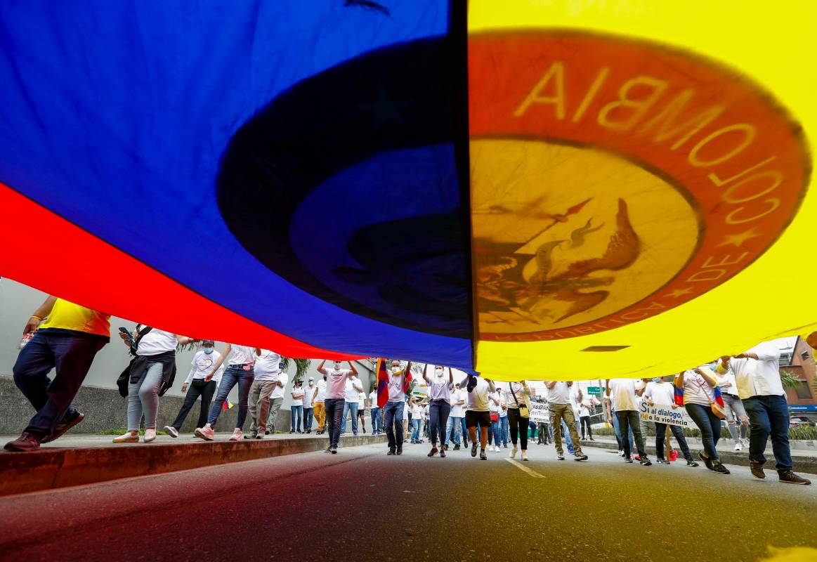 Durante el recorrido, los asistentes entonaron el himno nacional, izaron banderas del país. Foto: Manuel Saldarriaga Quintero.