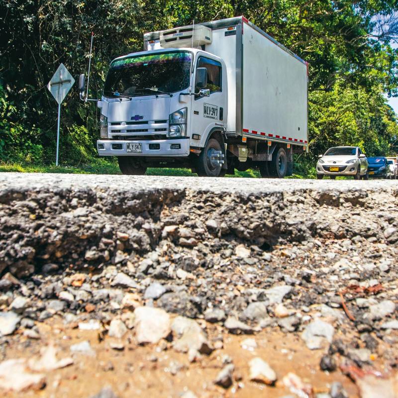 Huecos de más de 20 centímetros de profundidad se pueden encontrar en este corredor nacional. Ya han provocado accidentes. FOTO: JULIO CÉSAR HERRERA