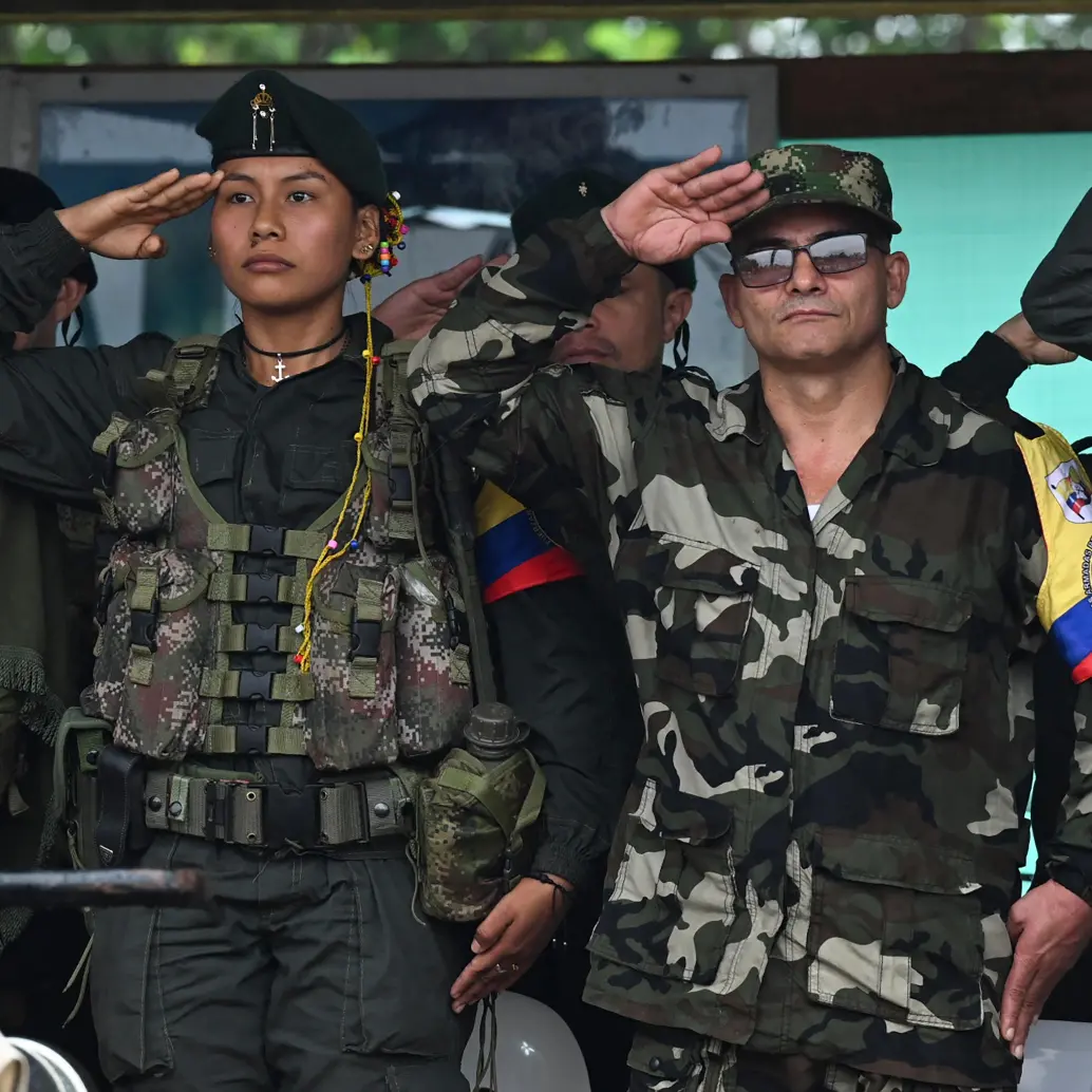 Alias “Lorena” y su novio “Iván Mordisco” aparecieron juntos en un evento público del EMC en 2023, en los Llanos del Yarí, Caquetá. <span class="mln_uppercase_mln">FOTO</span> <b><span class="mln_uppercase_mln">AFP</span></b>