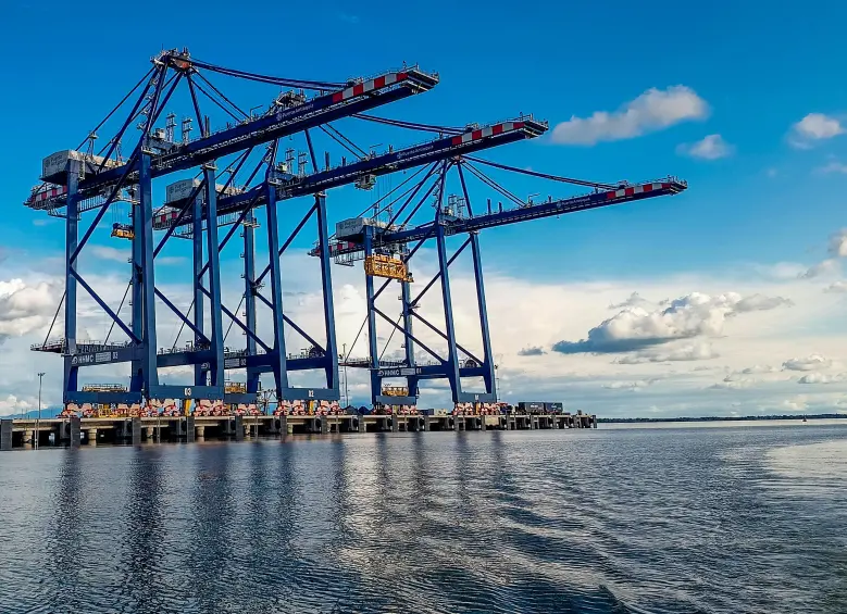 imagen de referencia del muelle y las tres megagrúas que operan en Puerto Antioquia. Foto: Jacobo Betancur.