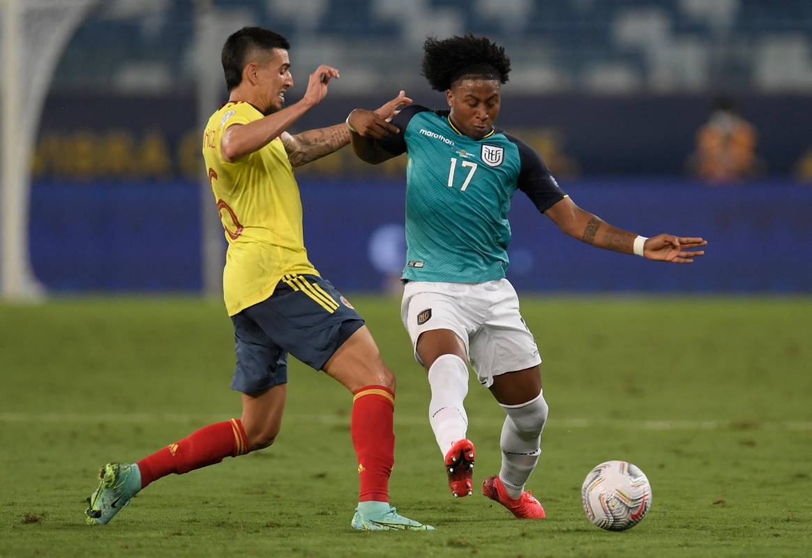 El lateral antioqueño Daniel Muñoz jugó su primer partido completo con la Selección, esta vez en la victoria ante Ecuador por la Copa América. FOTO AFP