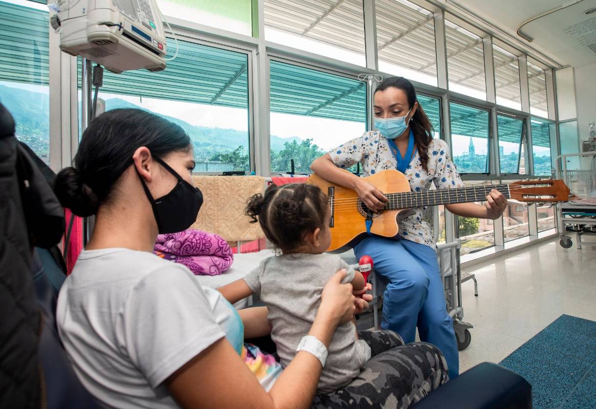 La musicoterapia mejora los vínculos entre los niños, los padres de familia y el personal de salud. Foto: Camilo Suárez
