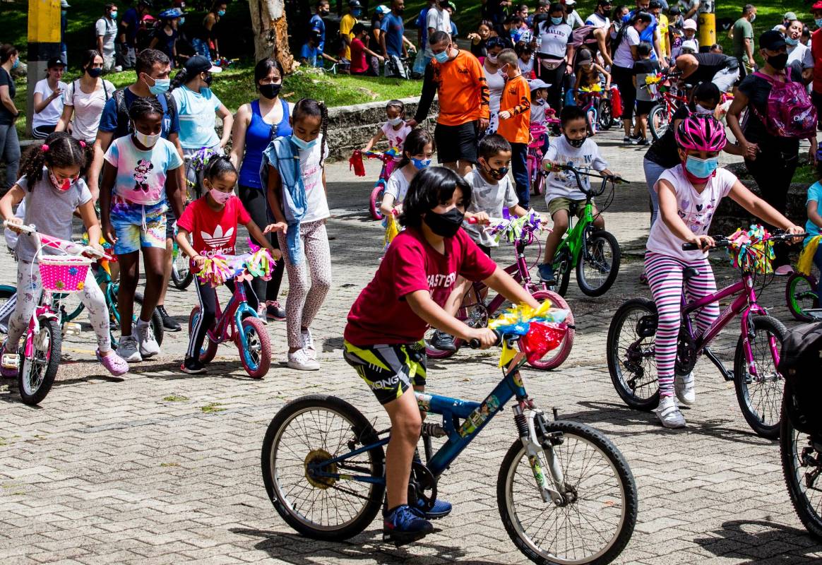  La Bicicleta, es usada estratégicamente como transporte, siendo un medio económico y amigable con el ambiente; en estos tiempos de alta contaminación ambiental. FOTOS JULIO CÉSAR HERRERA